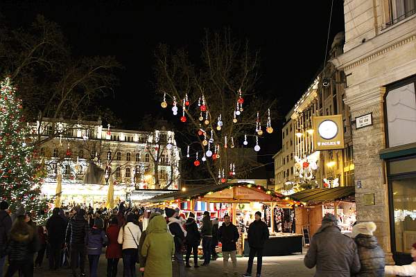 beleuchteter Weihnachtsmarkt am vörösmarty ter in Budapest