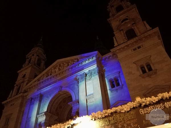 Die beleuchtete Stephanskirche in Budapest im Advent