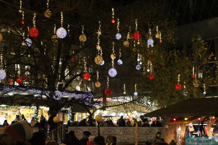 Weihnachtsmarkt am Vörösmarty ter in Budapest