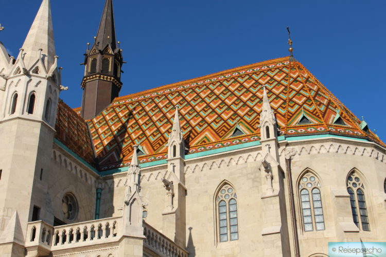 Matthiaskirche mit buntem Dach am Burgberg in Budapest