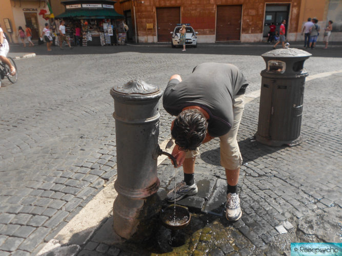 Trinkbrunnen im Sommer in Rom
