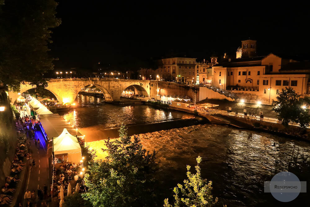 Lungotevere in Rom im Sommer mit beleuchteten Zelten