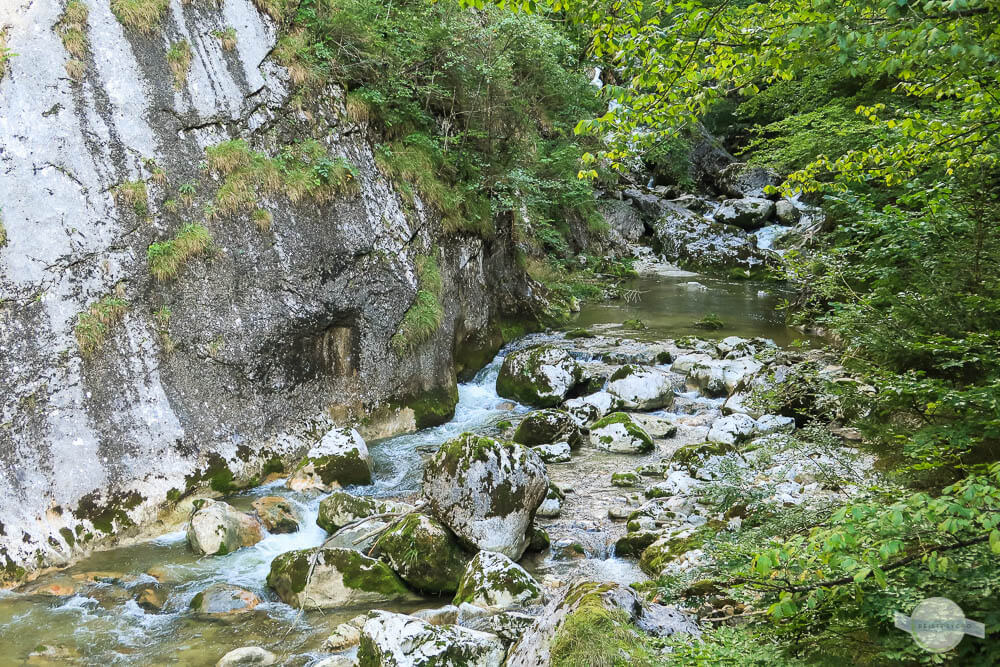 Nothklamm: Kugelförmige Steine in tiefer Schlucht