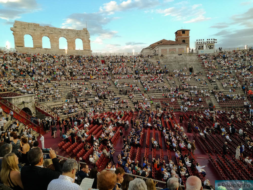 Die Verona Oper ist fast voll besetzt