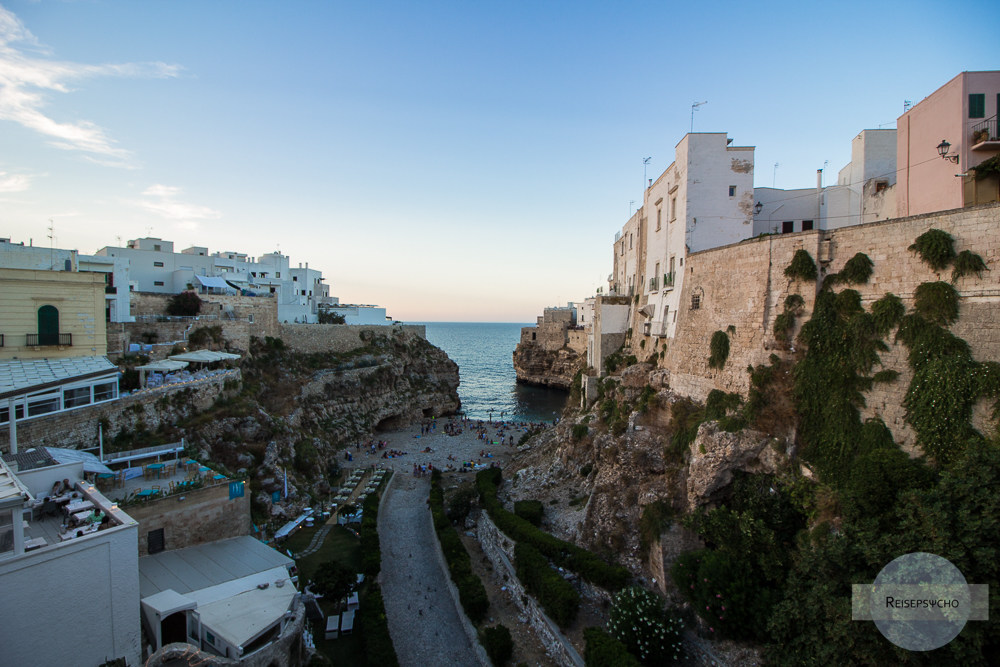 Der Strand von Polignano in der Dämmerung