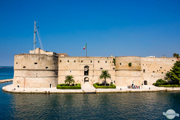 Festung von Taranto mit Rundtürmen, davor das Meer