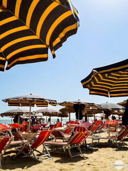 Strand in Marotta in den Marken mit Liegen und bunten Sonnenschirmen