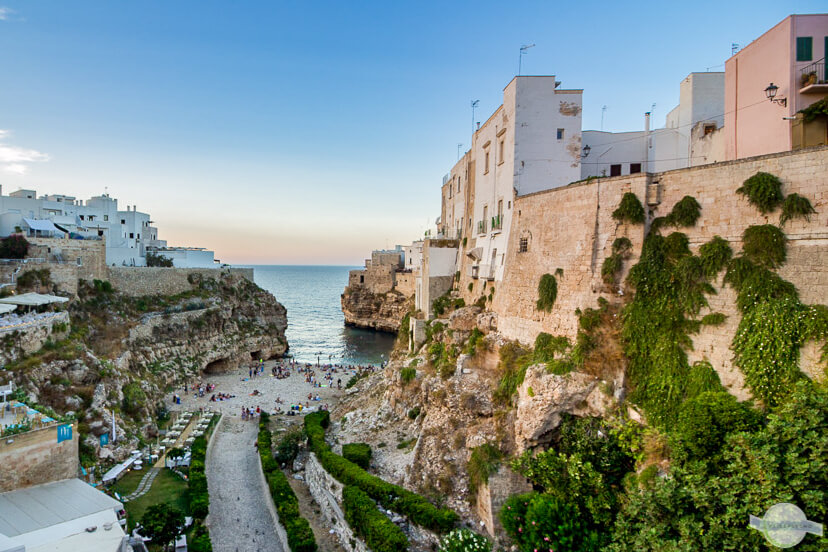 Kleiner Stadtstrand von Polignano a Mare, seitlich die Klippen