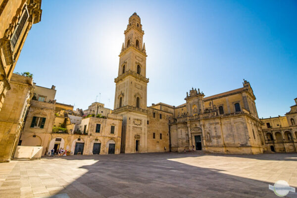Domplatz von Lecce: Alles in beigem Tuffstein und mittendrin ein hoher Kirchturm