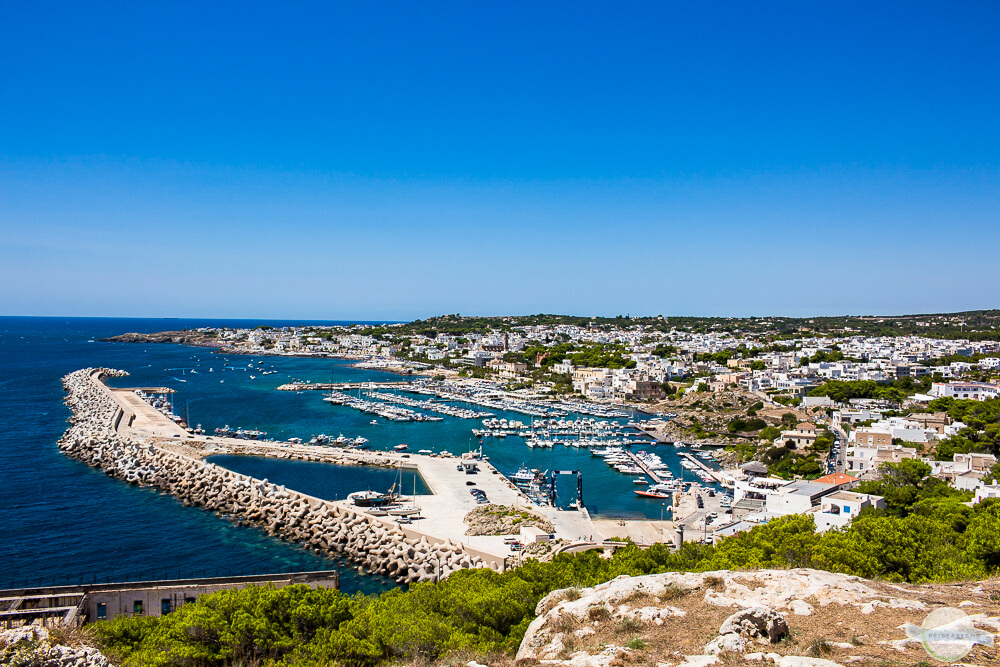Hafen und Küste von Santa Maria di Leuca mit azurblauem Meer