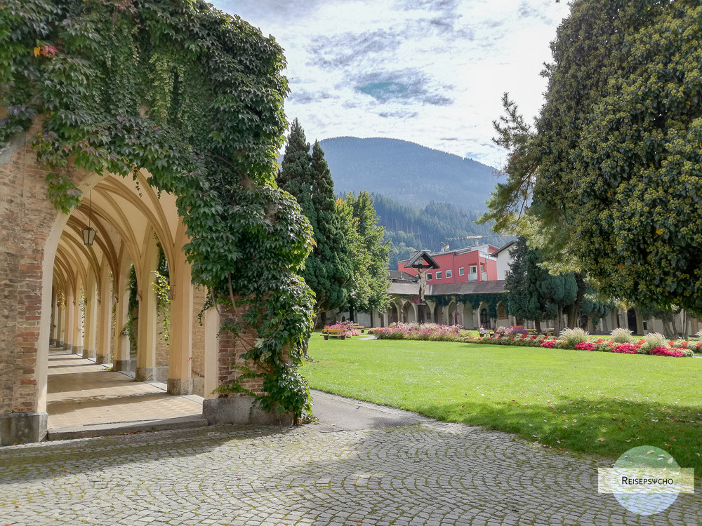 Stadtpark mit Arkadengang in Schwaz, Tirol