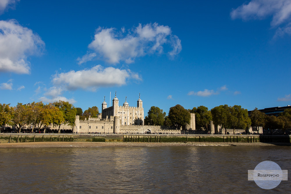 Der Tower of London von der Themse aus