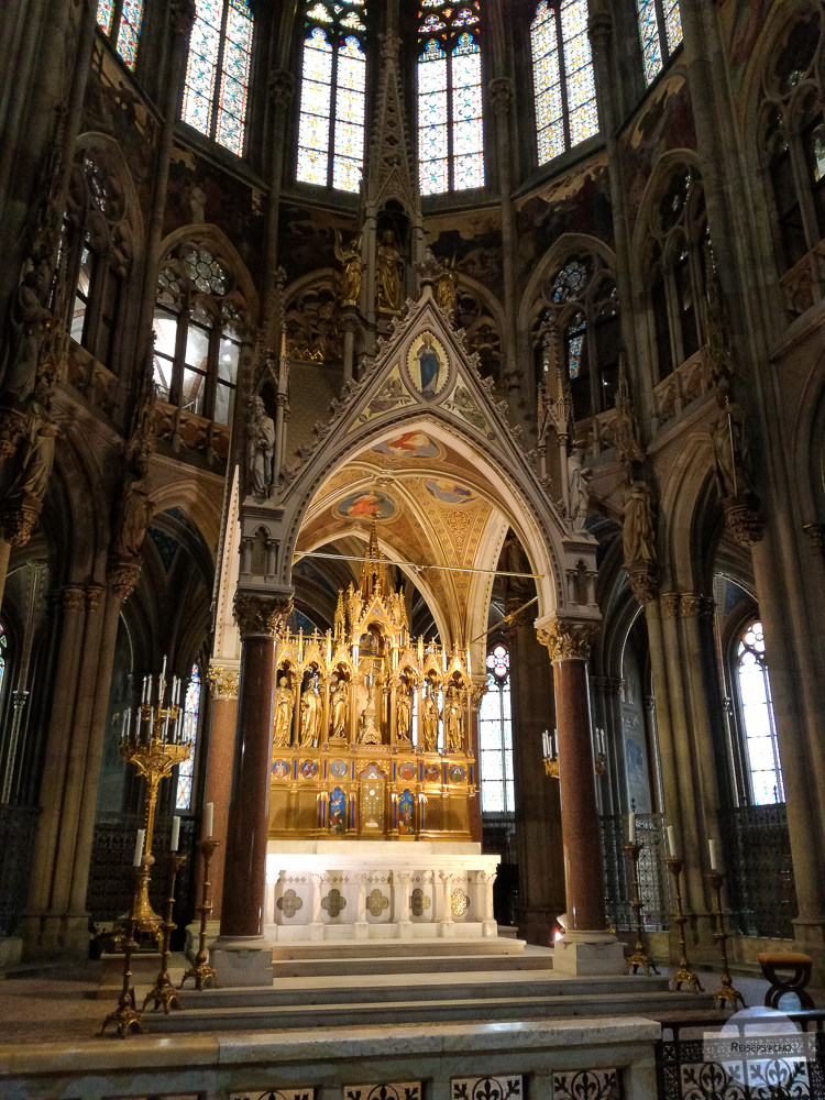 Altar in der Votivkirche in Wien