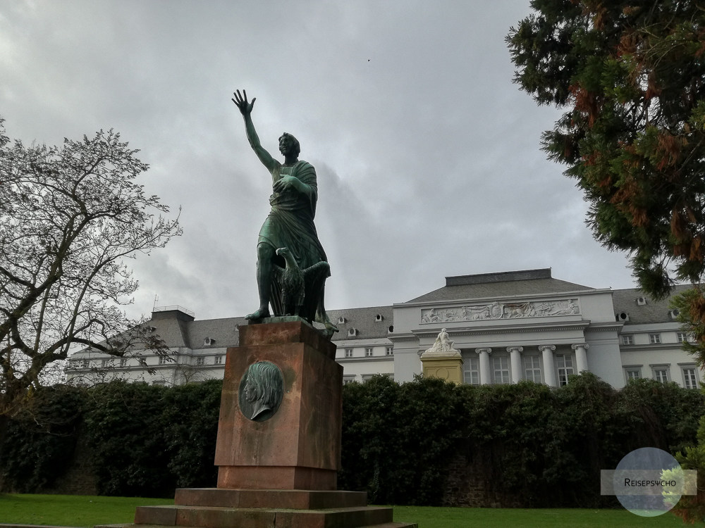 Statue beim Schloss Koblenz