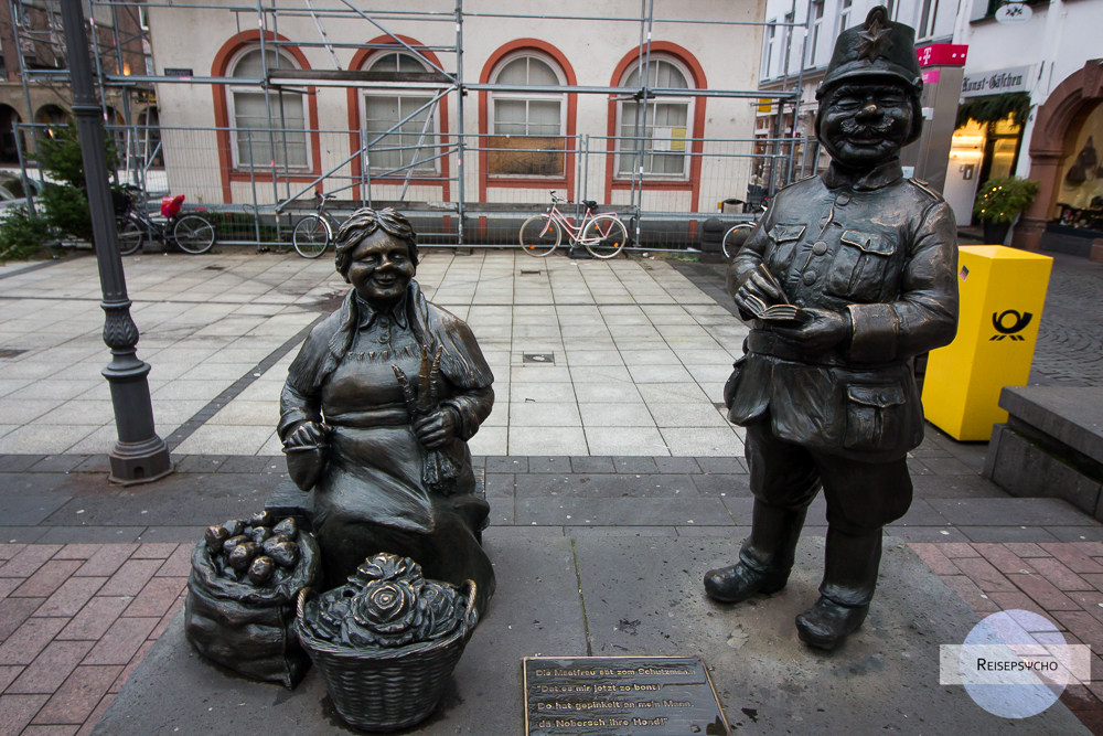 Frau und Wachmann - Skulptur in der Altstadt von Koblenz