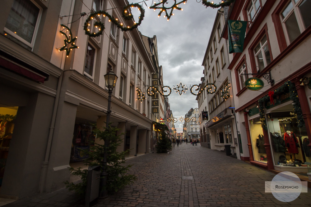 Durch die beleuchteten Gassen der Altstadt von Koblenz
