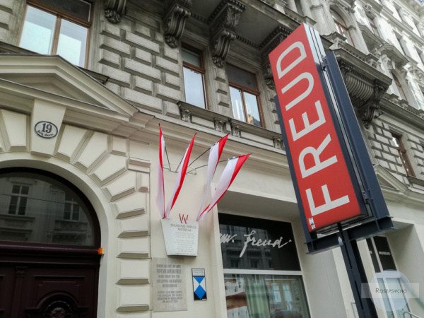 Rotes Schild am Eingang zum Freud Museum