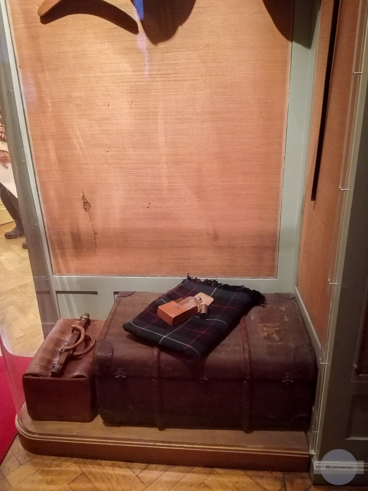 Im Vorzimmer ist die Garderobe noch original zu sehen
