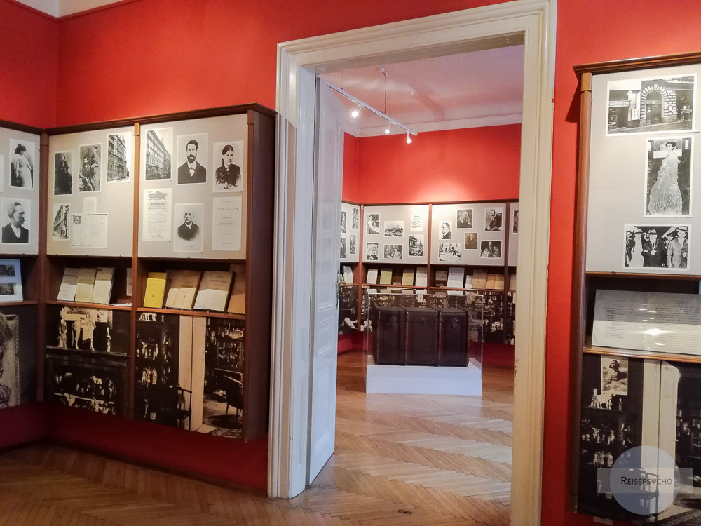 Der Praxisraum und das Arbeitszimmer von Freud sind voll mit Informationen