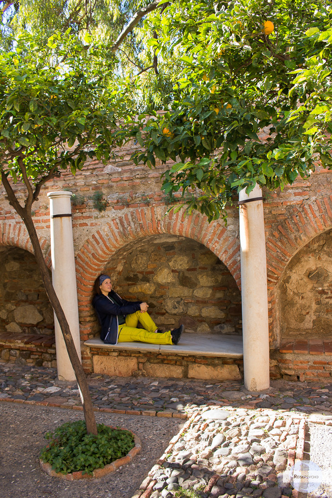 In der Alcazaba zwischen Orangenbäumen sitzen