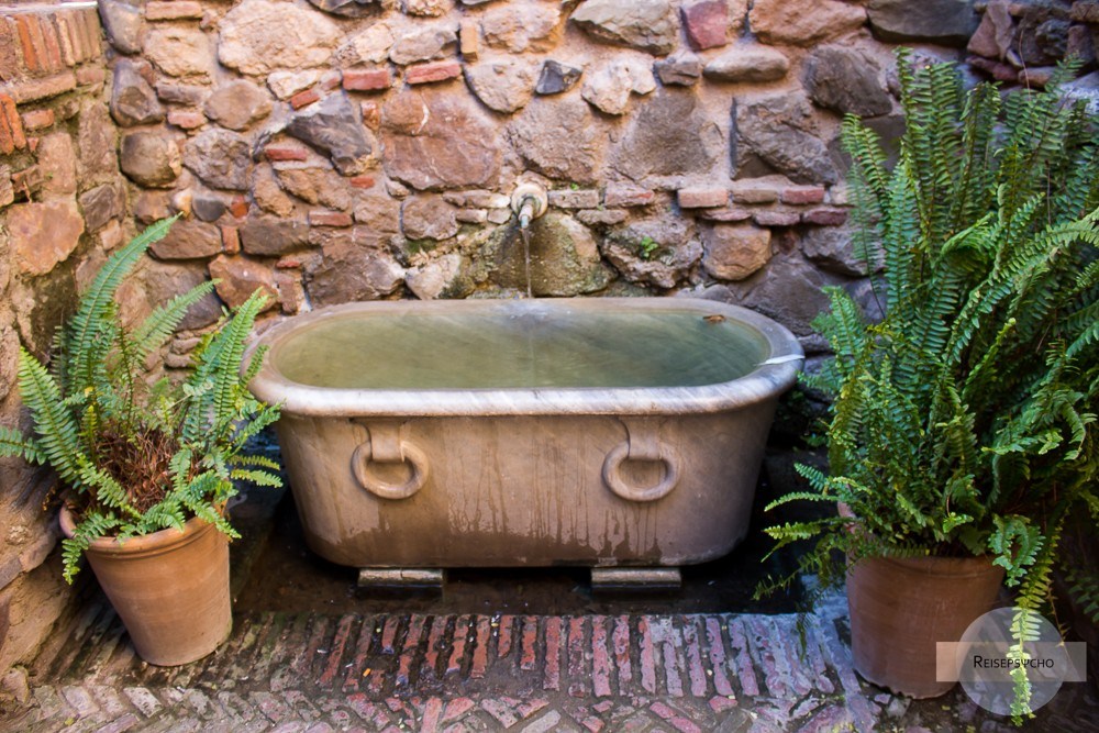 Steinbadewanne in der Alcazaba