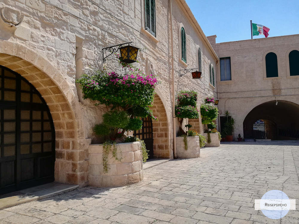 Blumen im Castello Aragonese in Tarent