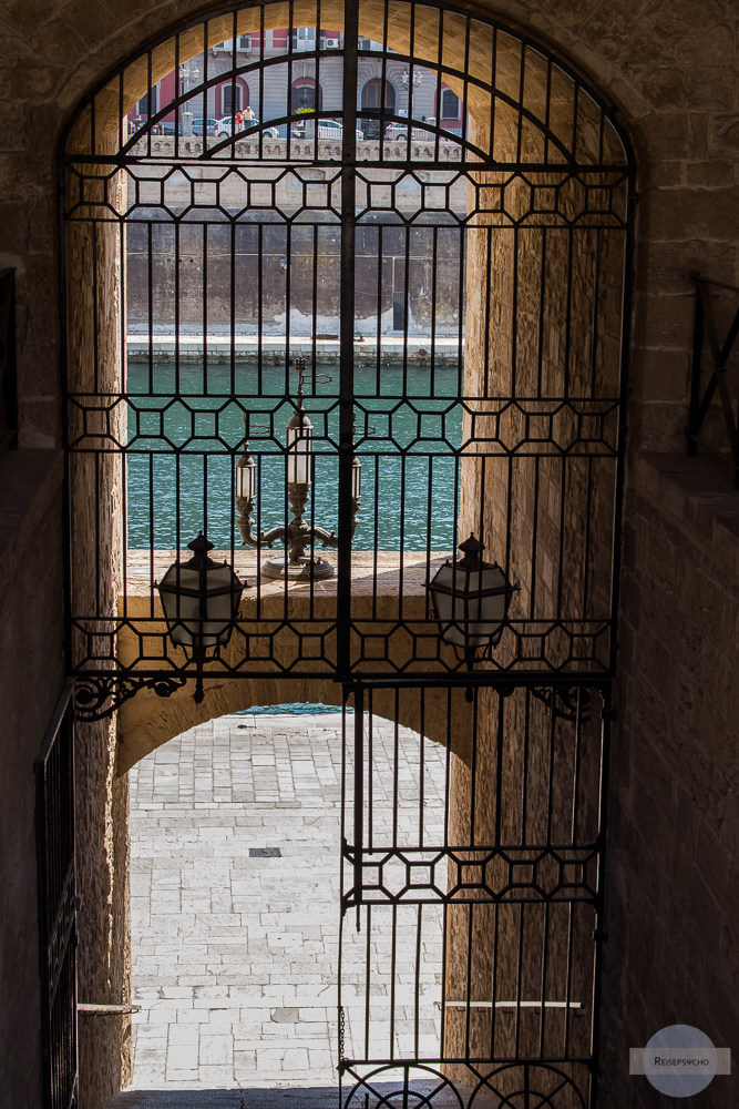 Stiege zum Kanal im Castello Aragonese in Tarent