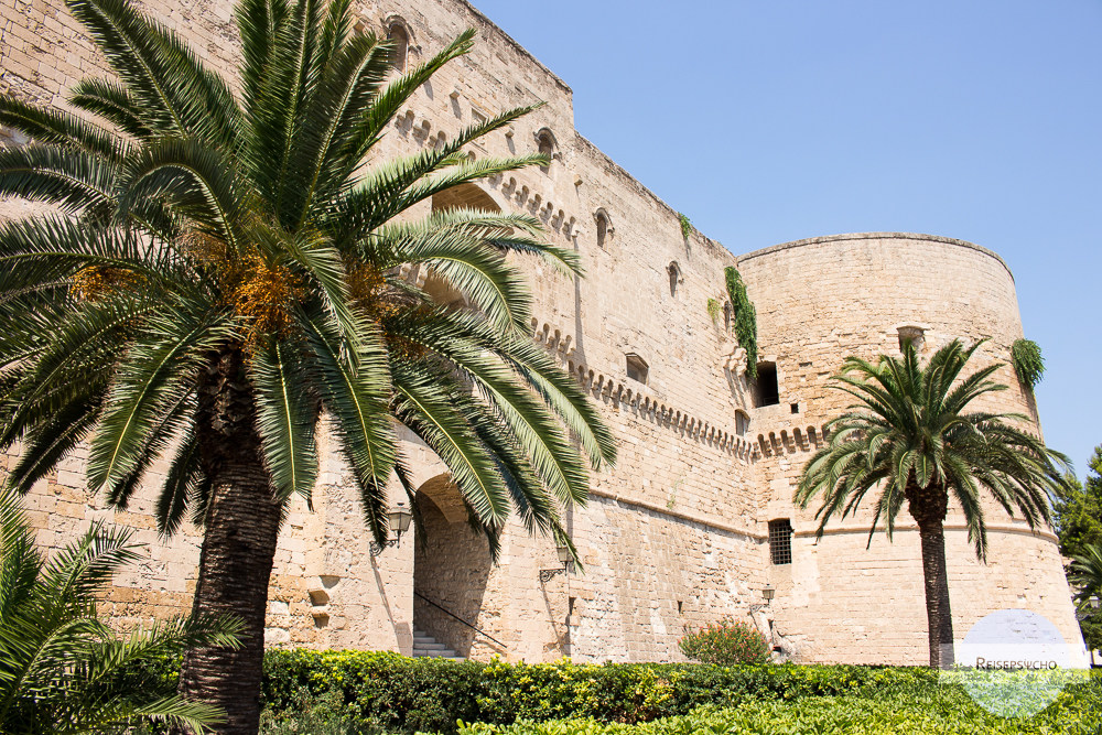 Palmen vor der Festung in Tarent