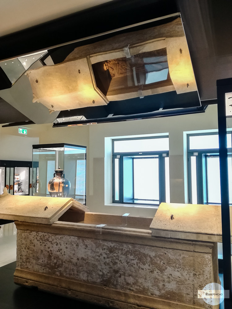 Skelett in Sarkophag im Museo Nazionale Archeologico in Tarent