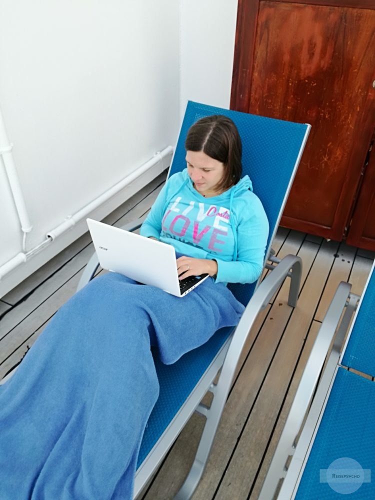 Schreiben im Liegestuhl am Schiff