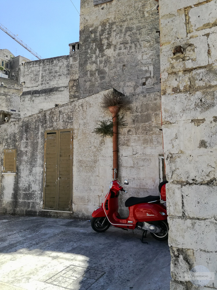 Vespa vor den Mauern in Matera