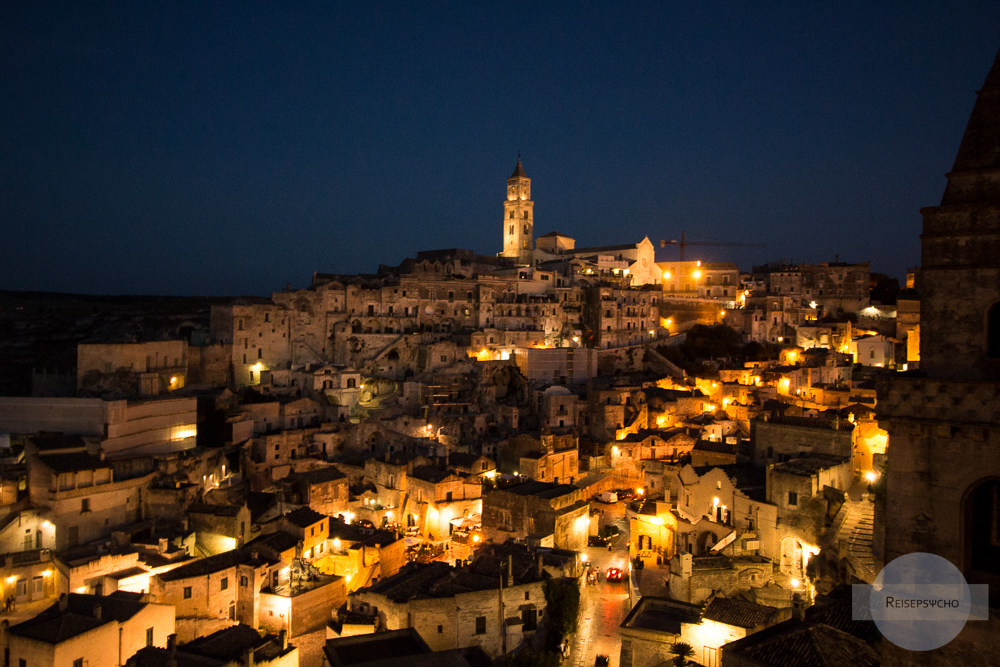 Matera bei Nacht, die schönste Stadt in Italien im Lichtermeer