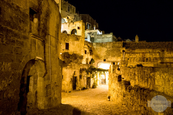 Die Gassen von Matera bei Nacht