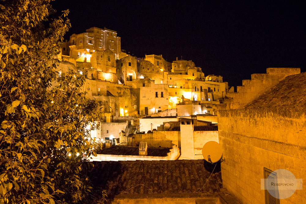 Matera bei Nacht ist wunderschön beleuchtet