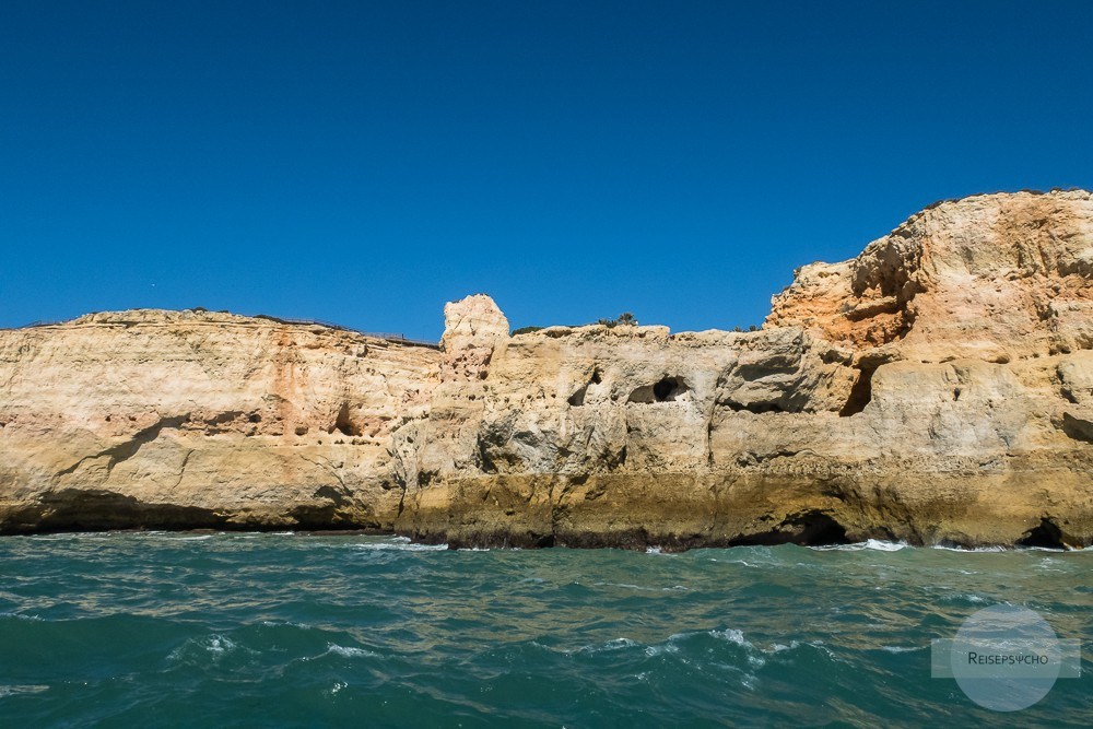 Bootstour an der Algarve mit Blick auf die Klippen