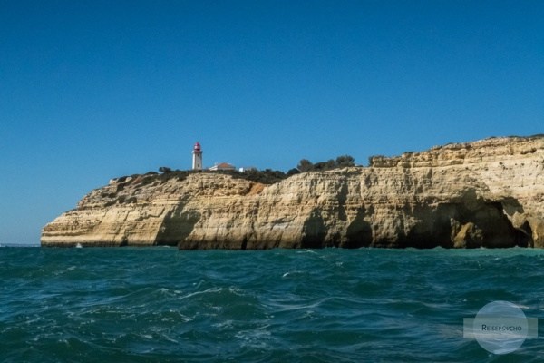 Bootstour an der Algarve mit Blick auf die Küste und den Leuchtturm