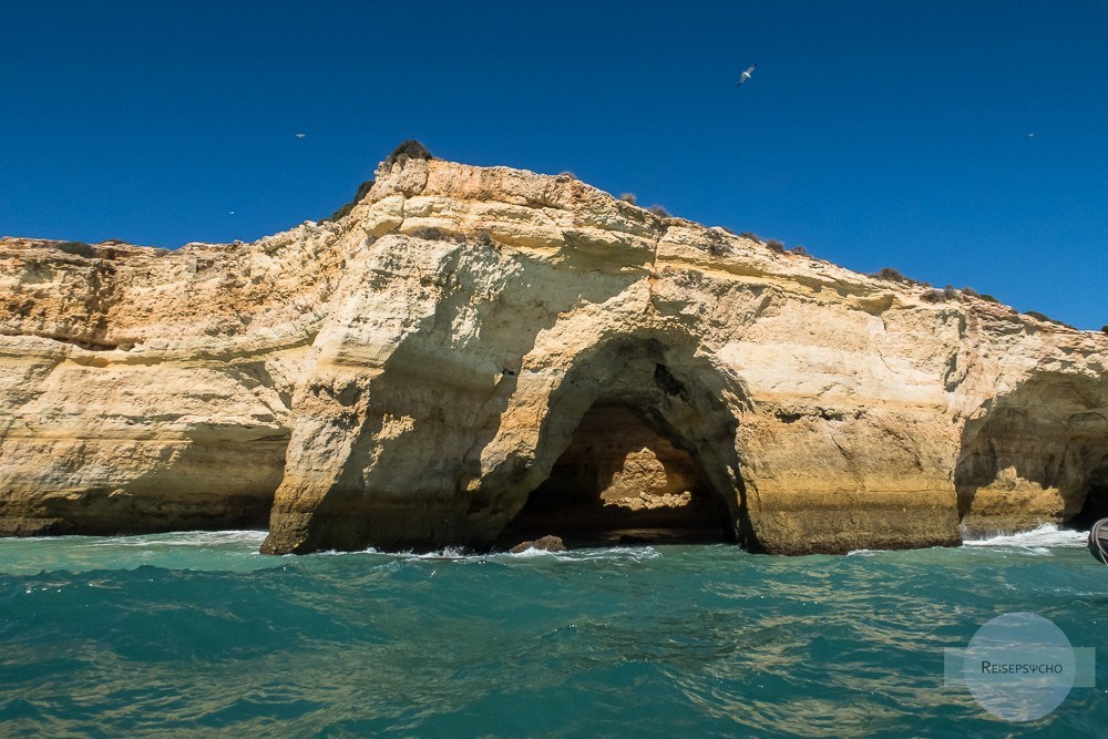 Im Rahmen einer Bootstour kann man auch die Höhle von Benagil sehen