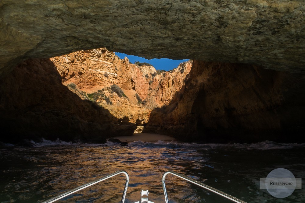 Mit dem Boot in eine Höhle an der Algarve