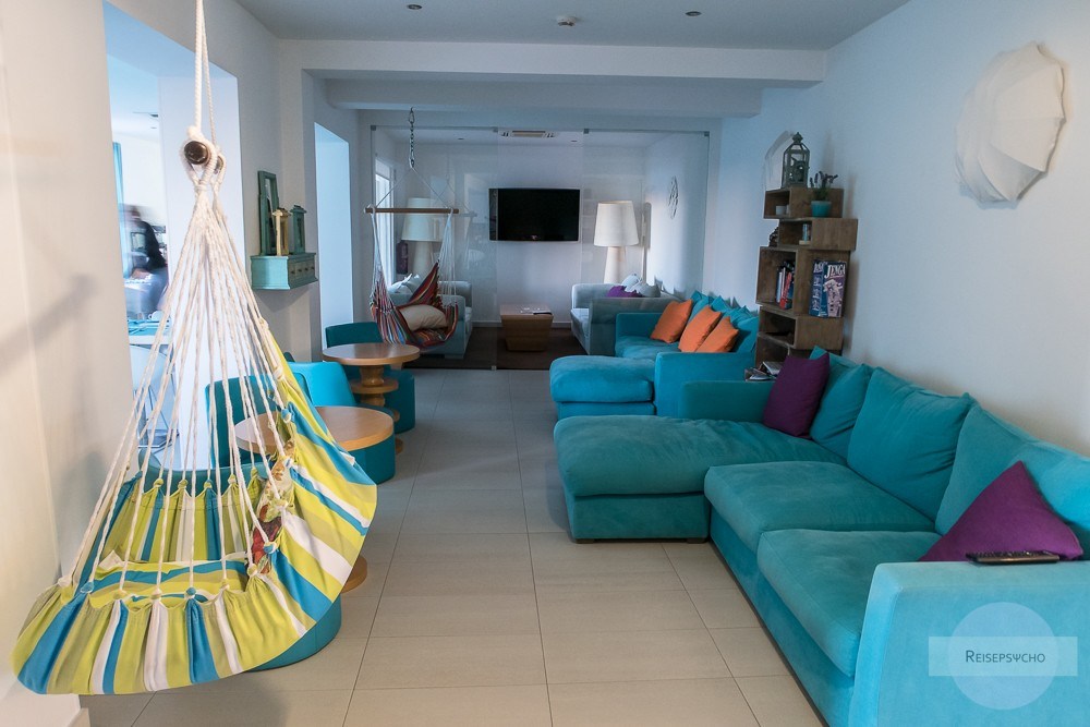 Couch und Hängesessel im B&B Mareta View in Sagres