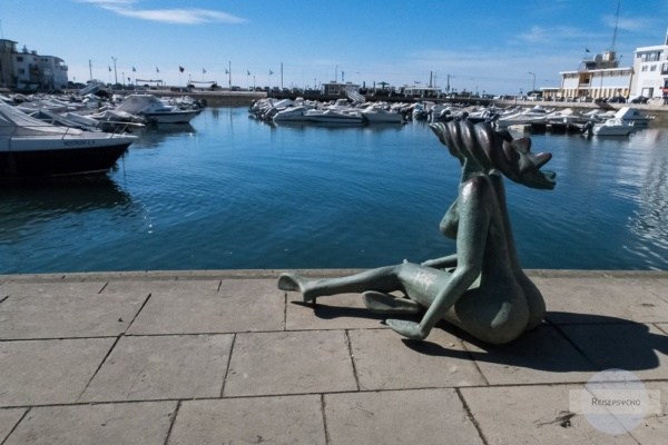 Statue im Hafen von Faro