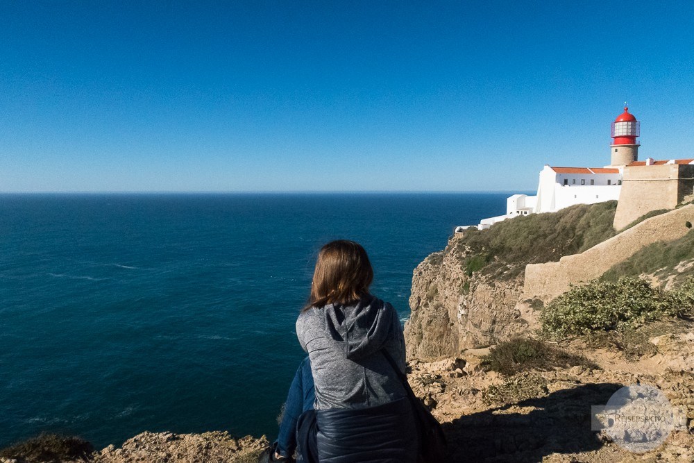 Sitzen an den Klippen am Cabo de Sao Vicente