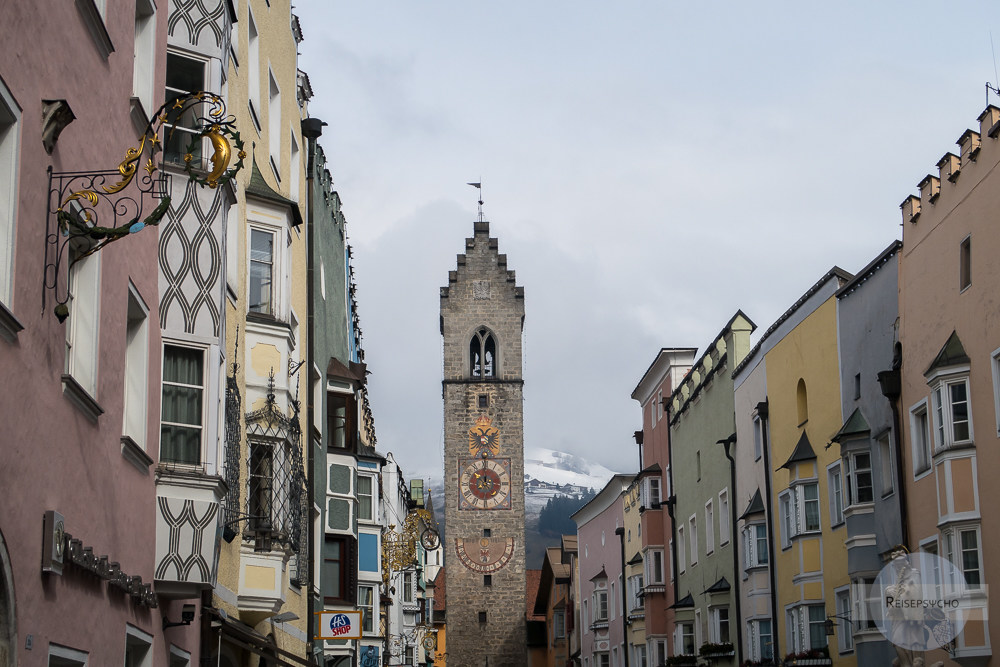 Die Häuser in der Citta Nouva in Sterzing mit dem Zwölferturm