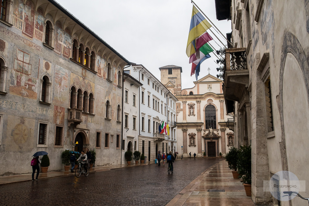 schöne bemalte Palazzi in Trient