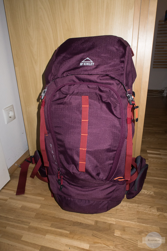 Violetter Rucksack kommt mit zum Backpacken nach Italien