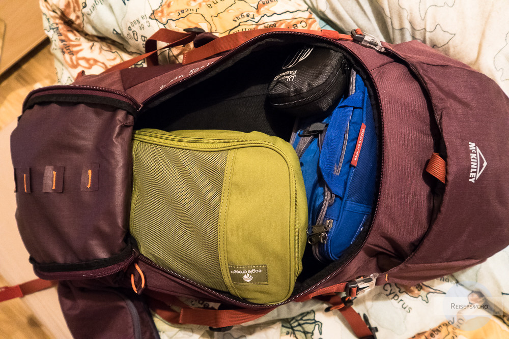 Gepackter Rucksack für acht Wochen Backpacken in italien