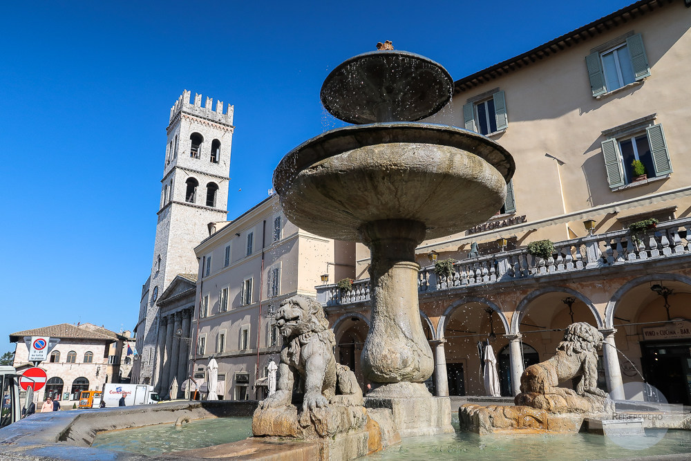 An der Piazza del Comune in Assisi