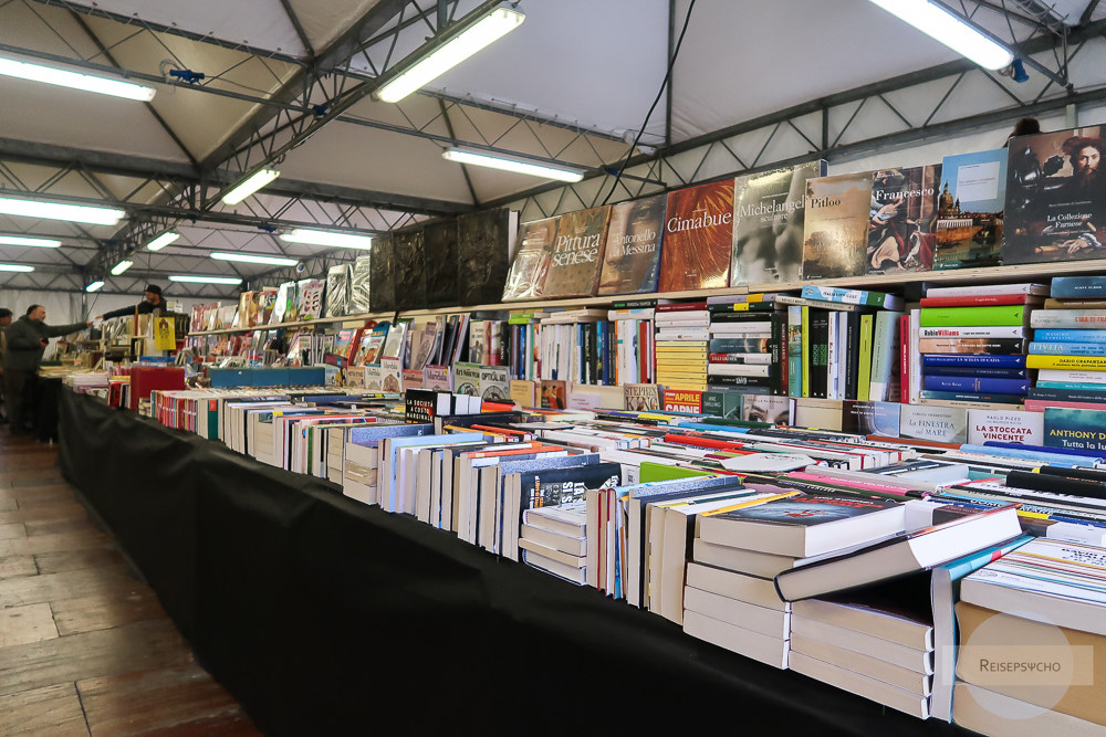 büchermarkt in Bologna
