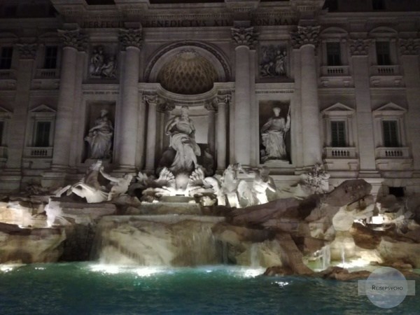 Nachts am Fontana di Trevi in Rom