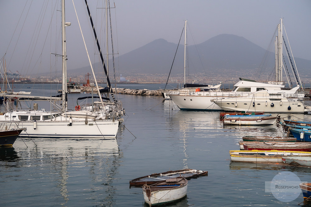 Am Hafen von Neapel mit Booten und Vesuv