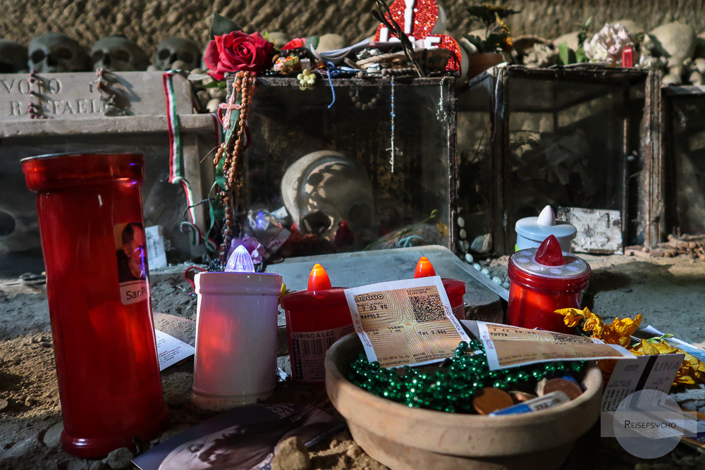 Opfergaben am Cimitero della Fontanelle